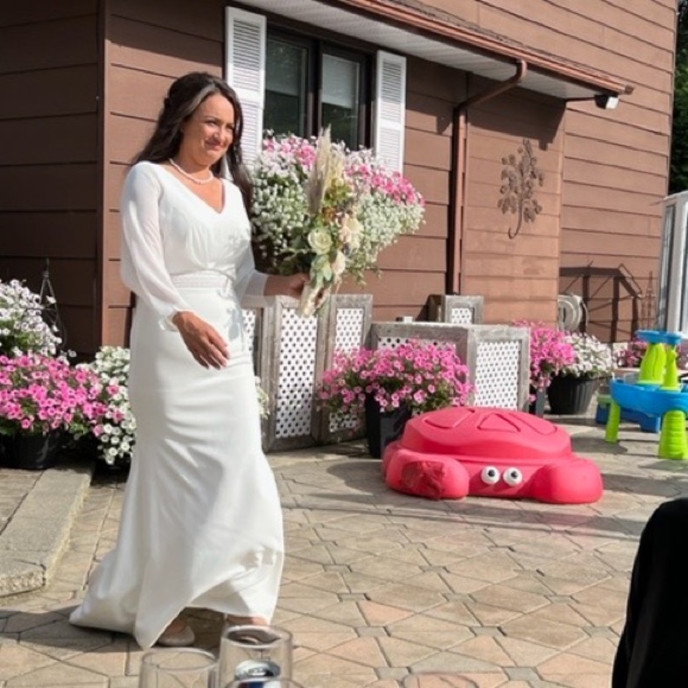 Simple wedding dress - Picture 3 of 9